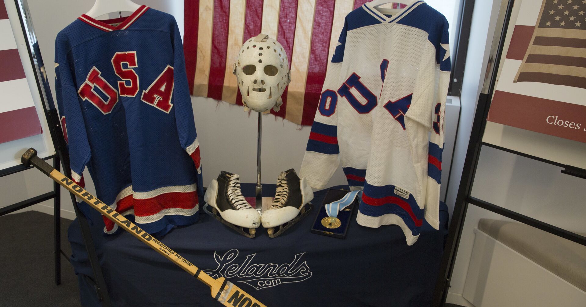 Вещи вратаря Джима Крейга, члена команды США, обыгравшей советских хоккеистов в Лейк-Плейсиде в 1980 году. Это событие называют Чудом на льду - ИноСМИ, 1920, 12.03.2021