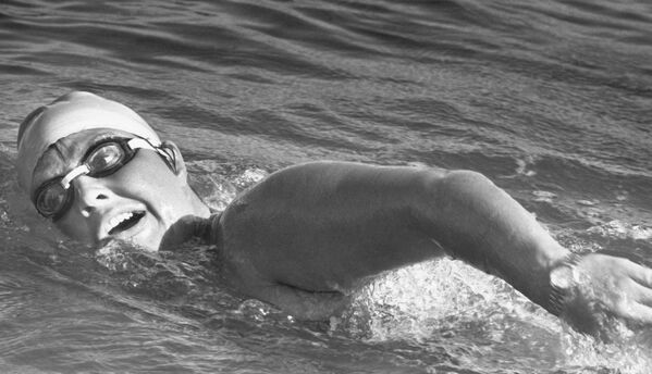 Американка Линн Кокс во время заплыва к острову Большой Диомид в рамках акции мира