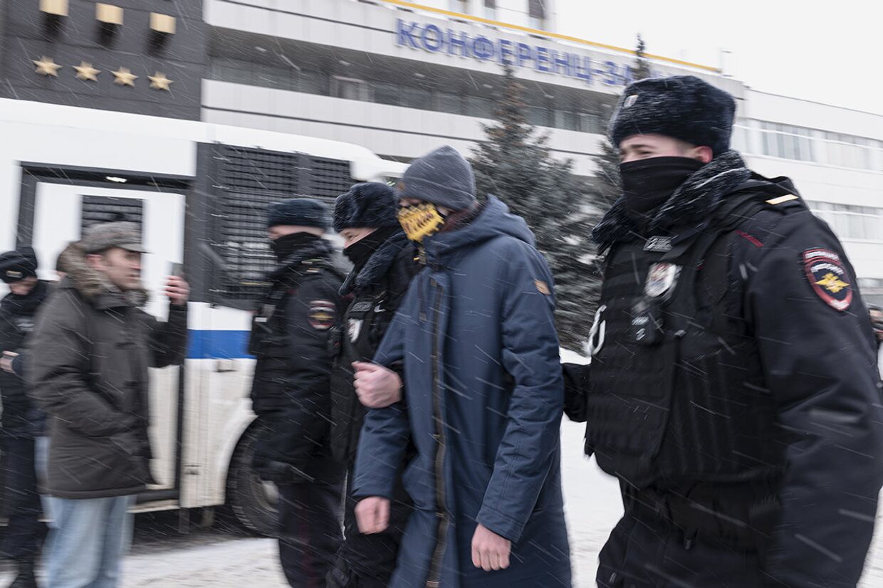 Сотрудники полиции проводят задержание участников форума независимых депутатов в Москве