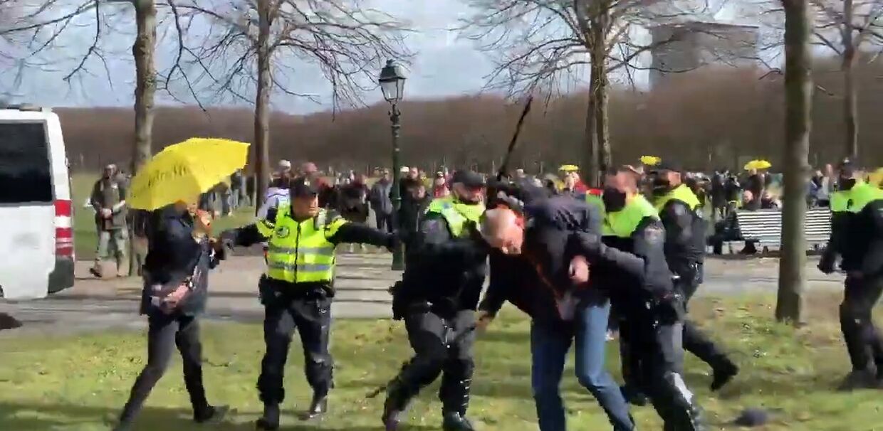Разгон протестующих в Гааге
