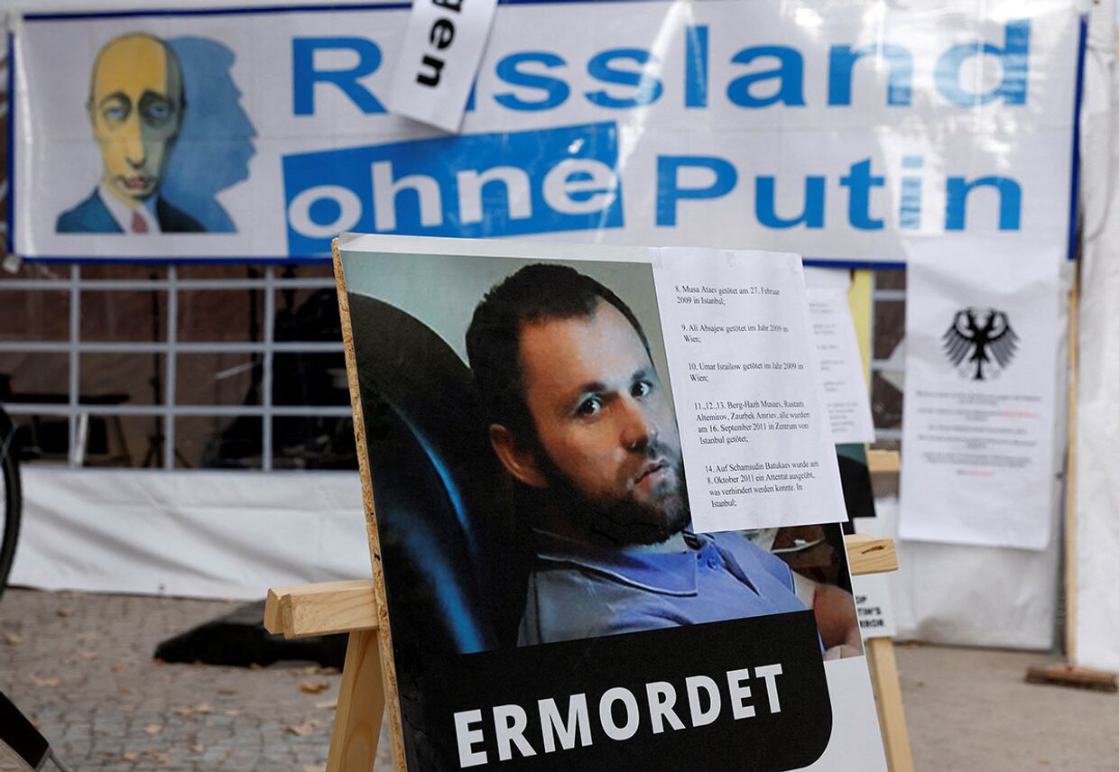 Плакат с портретом Зелимана Хангошвили, застреленного в берлинском парке в августе 2019 года