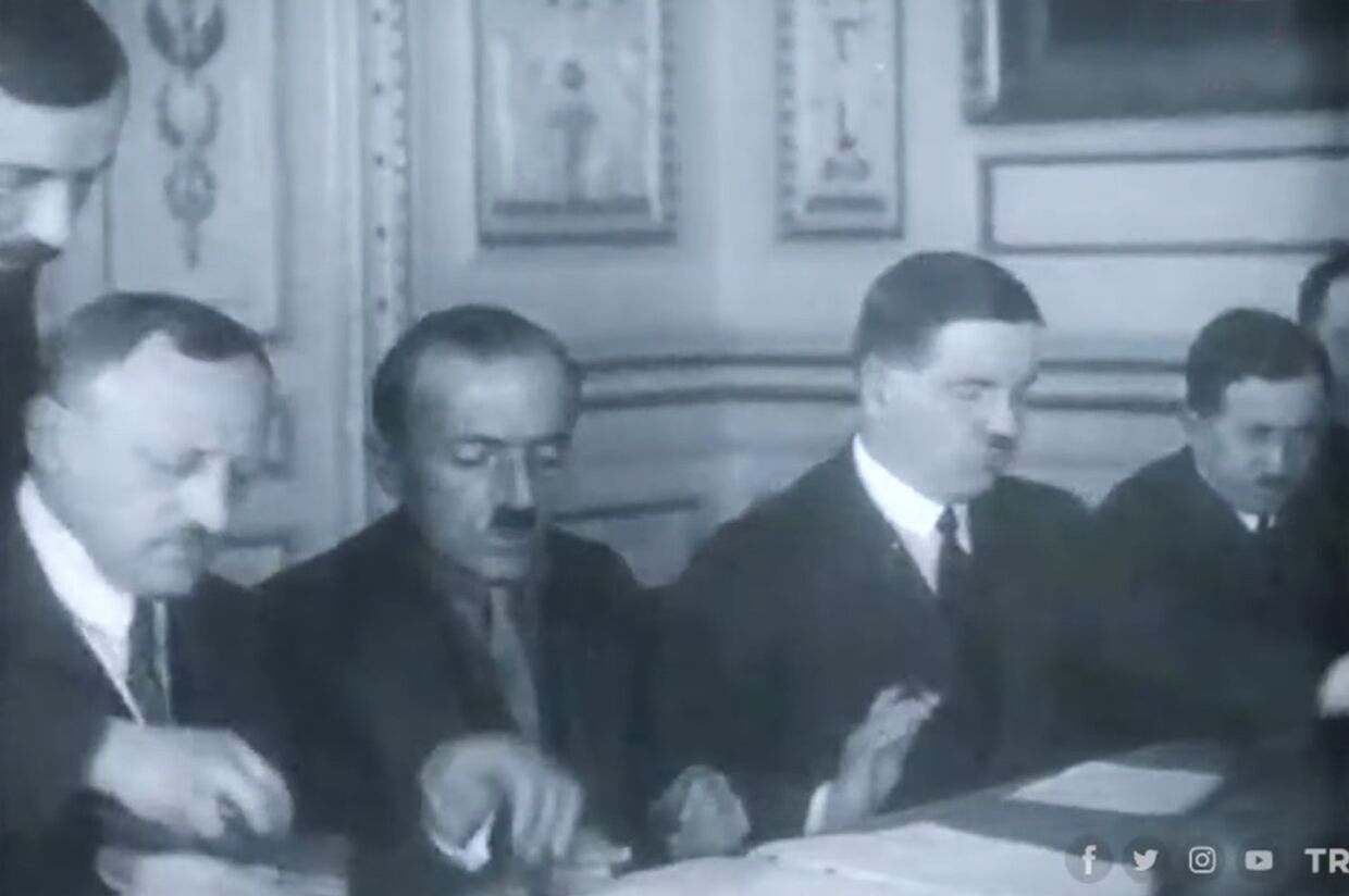 Исторические кадры подписания договора