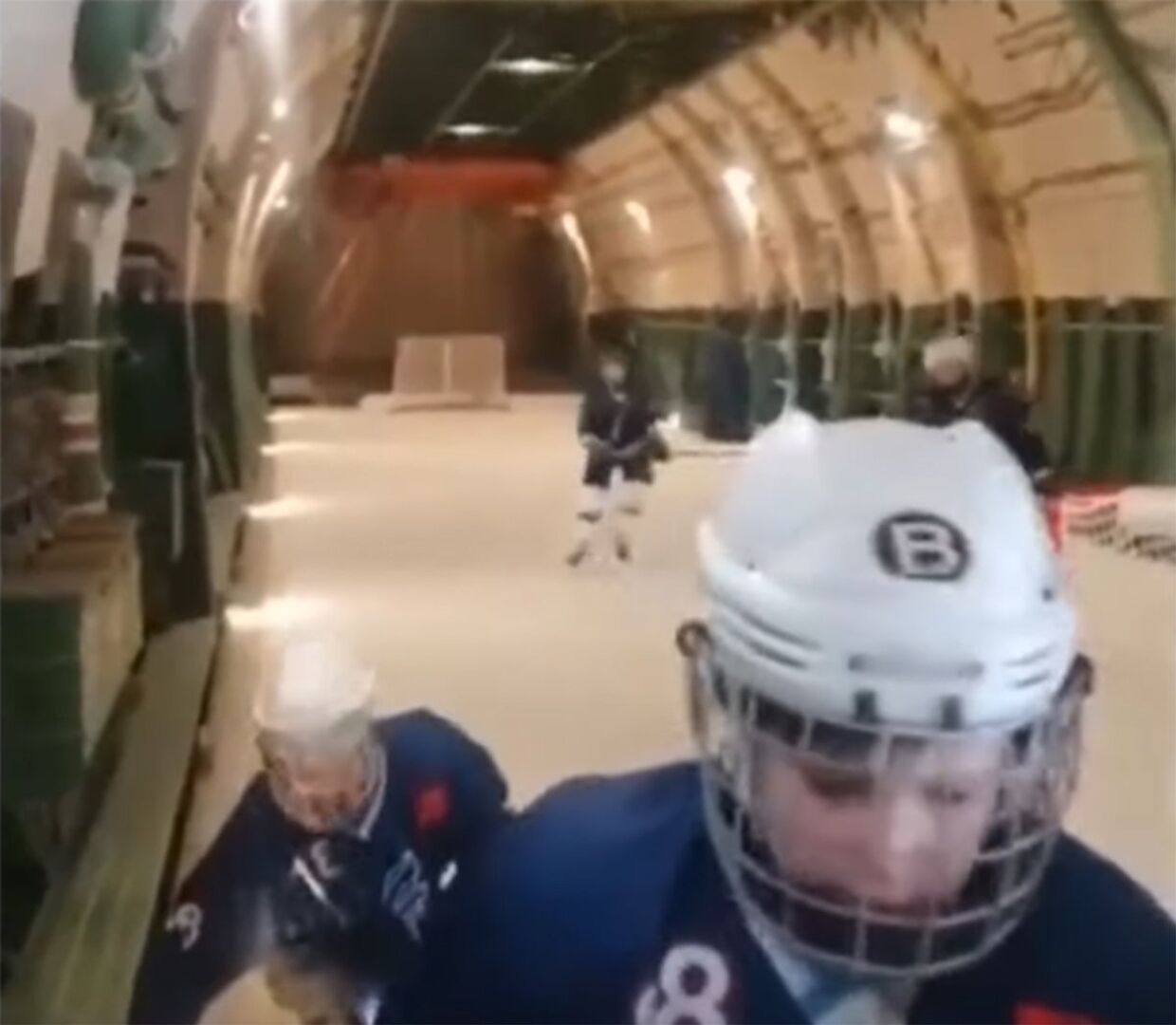 Россияне играют в хоккей внутри транспортного самолета Ан-124 Руслан