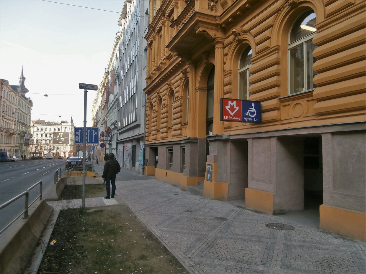Вход на станцию метро И. П. Павлова в Праге