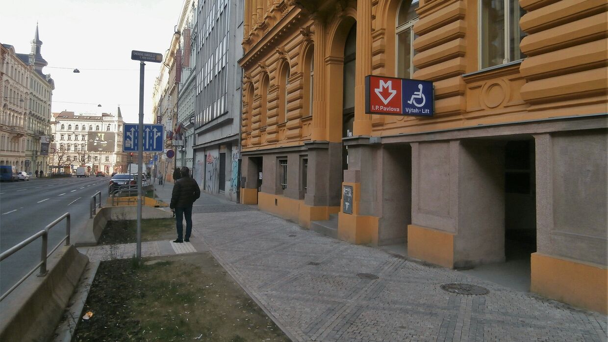 Вход на станцию метро И. П. Павлова в Праге