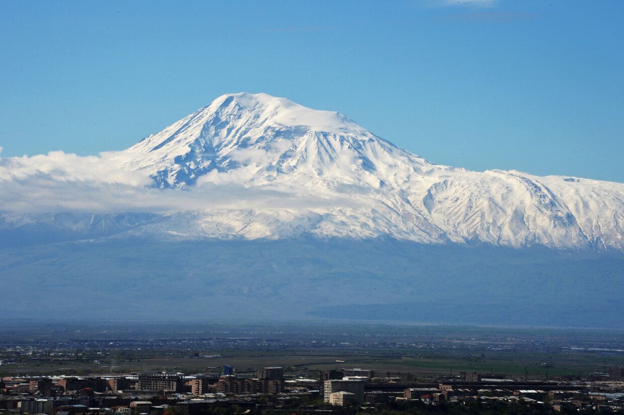 Гора Арарат со стороны Армении.