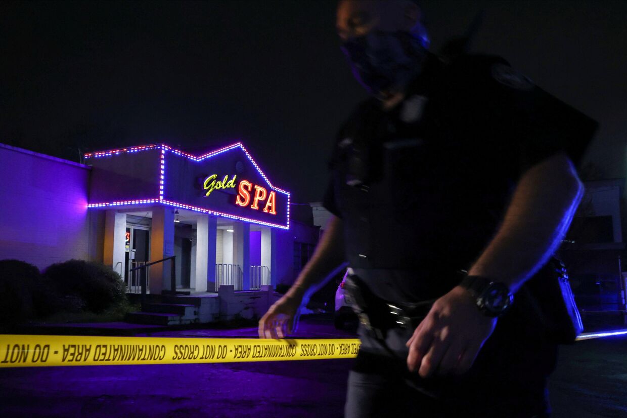 Офицер полиции города Атланты на месте перестрелки в массажном салоне в Атланте, штат Джорджия