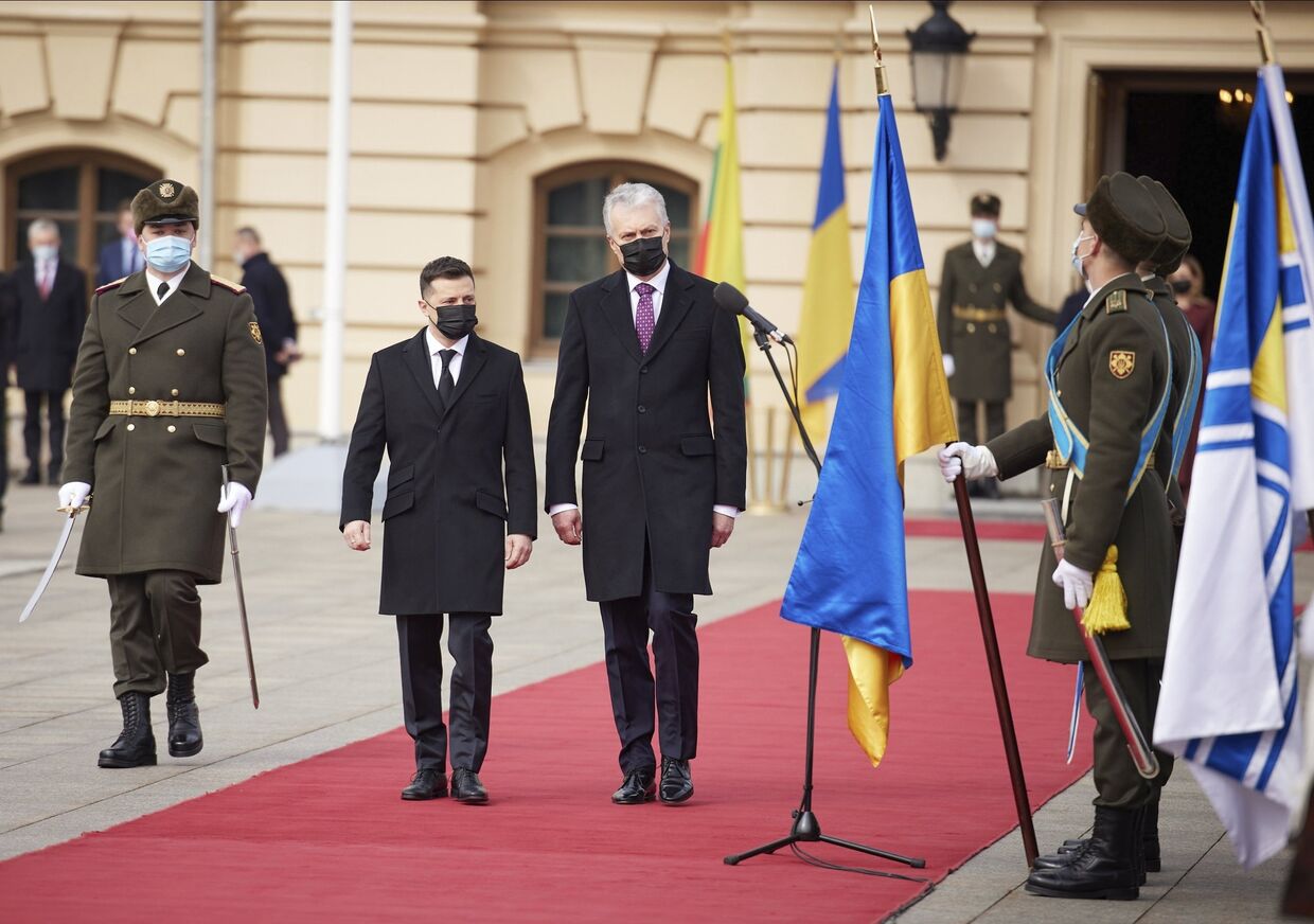 Президент Украины Владимир Зеленский и президент Литвы Гитанас Науседа во время церемонии в Киеве