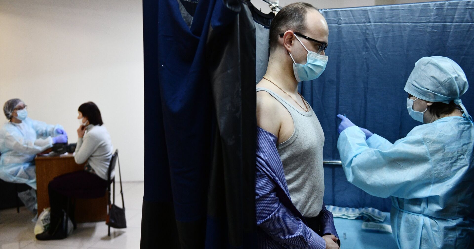 Мужчина вакцинируется российским препаратом «Спутник V» - ИноСМИ, 1920, 19.03.2021