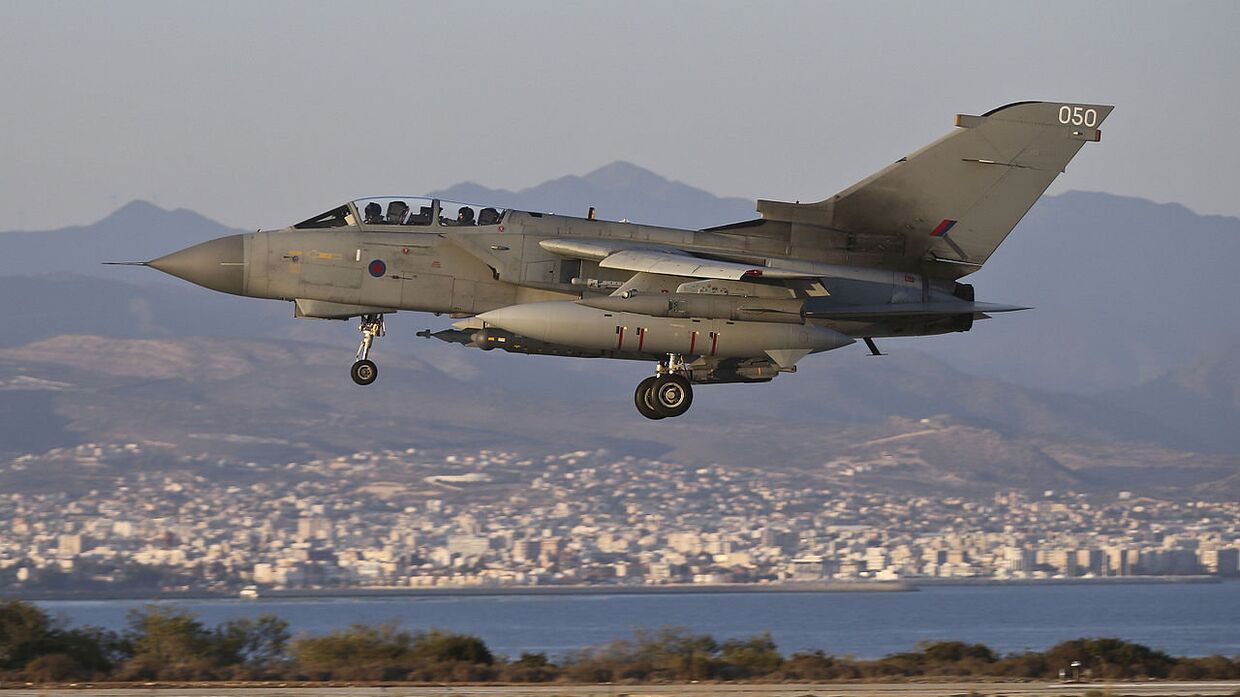 Британский реактивный самолет Tornado совершает посадку на британской базе Акротири на Кипре