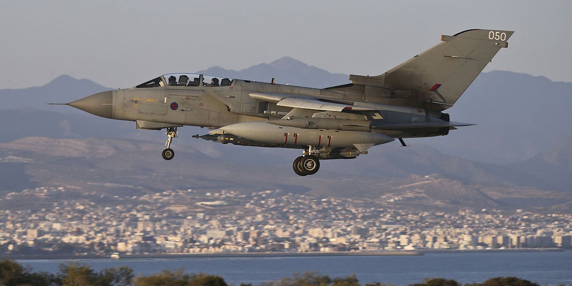 Британский реактивный самолет Tornado совершает посадку на британской базе Акротири на Кипре - ИноСМИ, 1920, 07.04.2023
