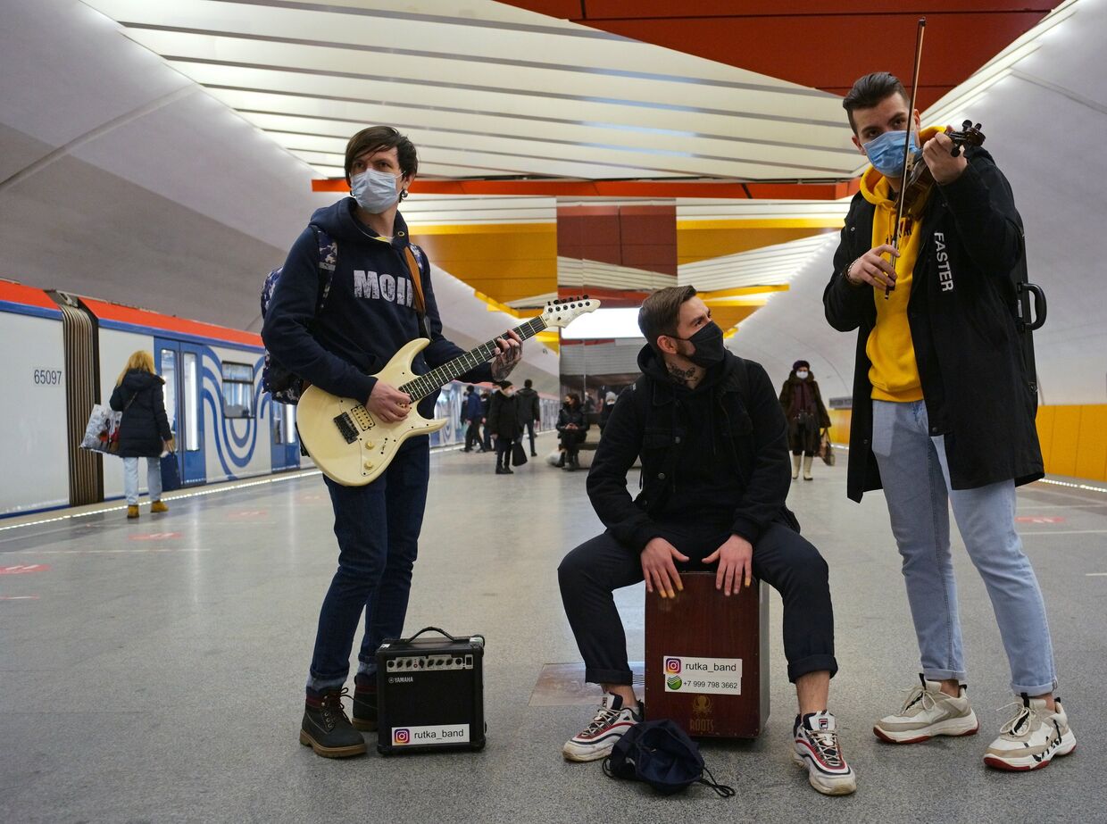 Музыканты на станции метро «Лермонтовский проспект» в Москве