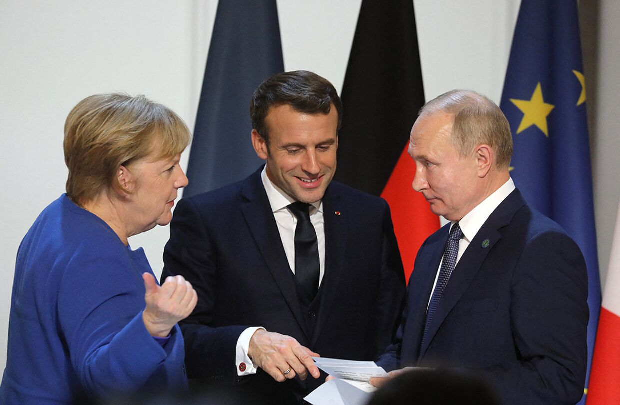 Канцлер Германии Ангела Меркель, президент Франции Эммануэль Макрон и президент России Владимир Путин
