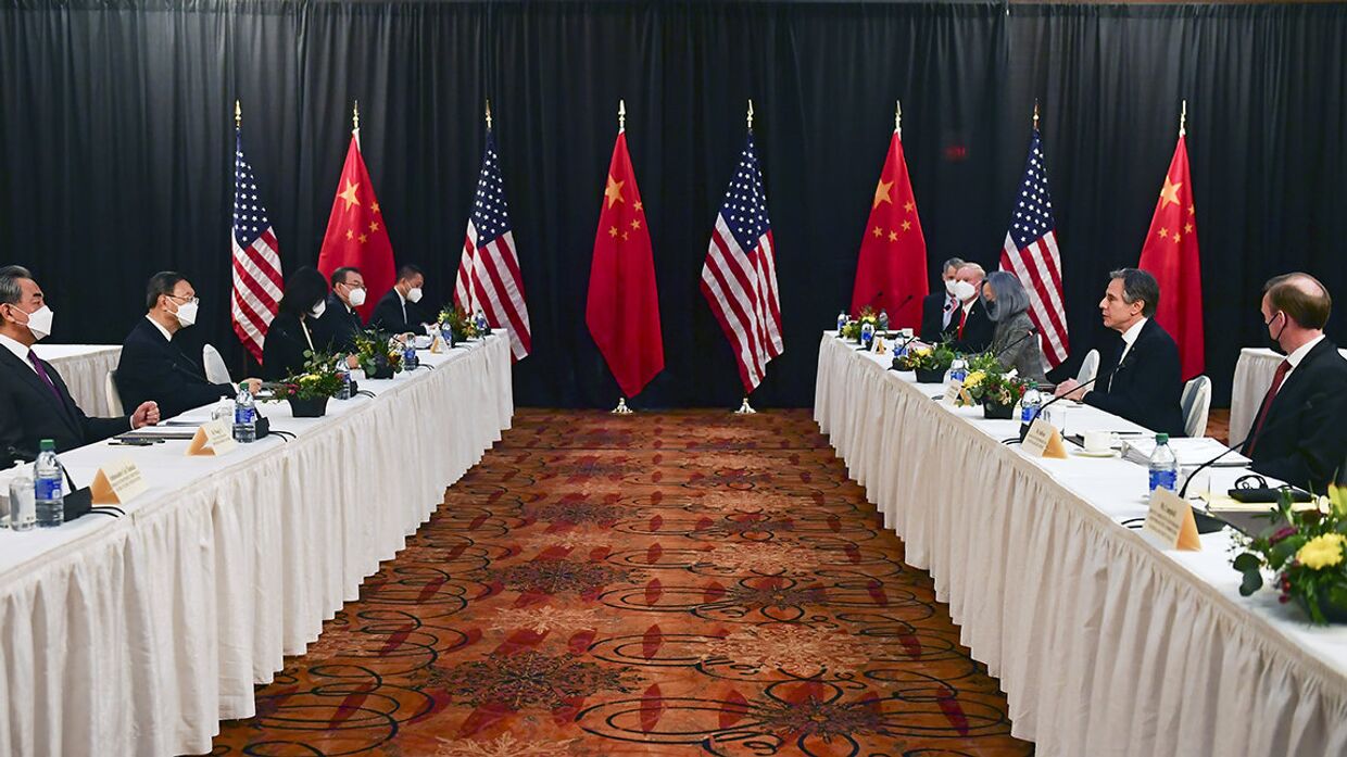 Участники переговоров между Китаем и США в городе Анкоридж, штат Аляска