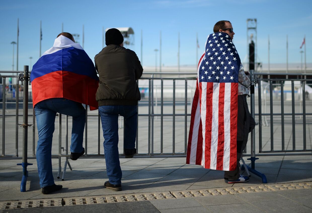 Болельщики с флагами России и США в Олимпийском парке в Сочи