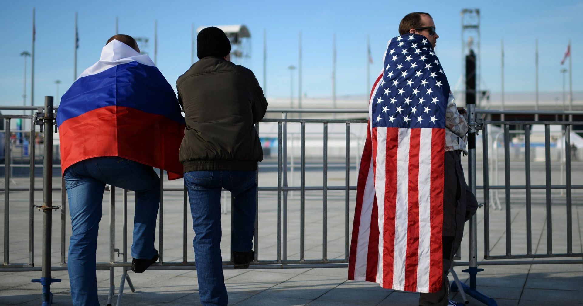 Болельщики с флагами России и США в Олимпийском парке в Сочи - ИноСМИ, 1920, 22.03.2021