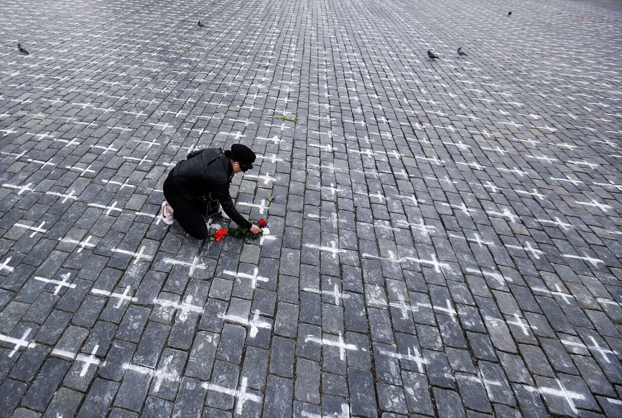 Кресты на Староместской площади в ознаменование первой годовщины со дня смерти первого пациента от коронавируса в Праге