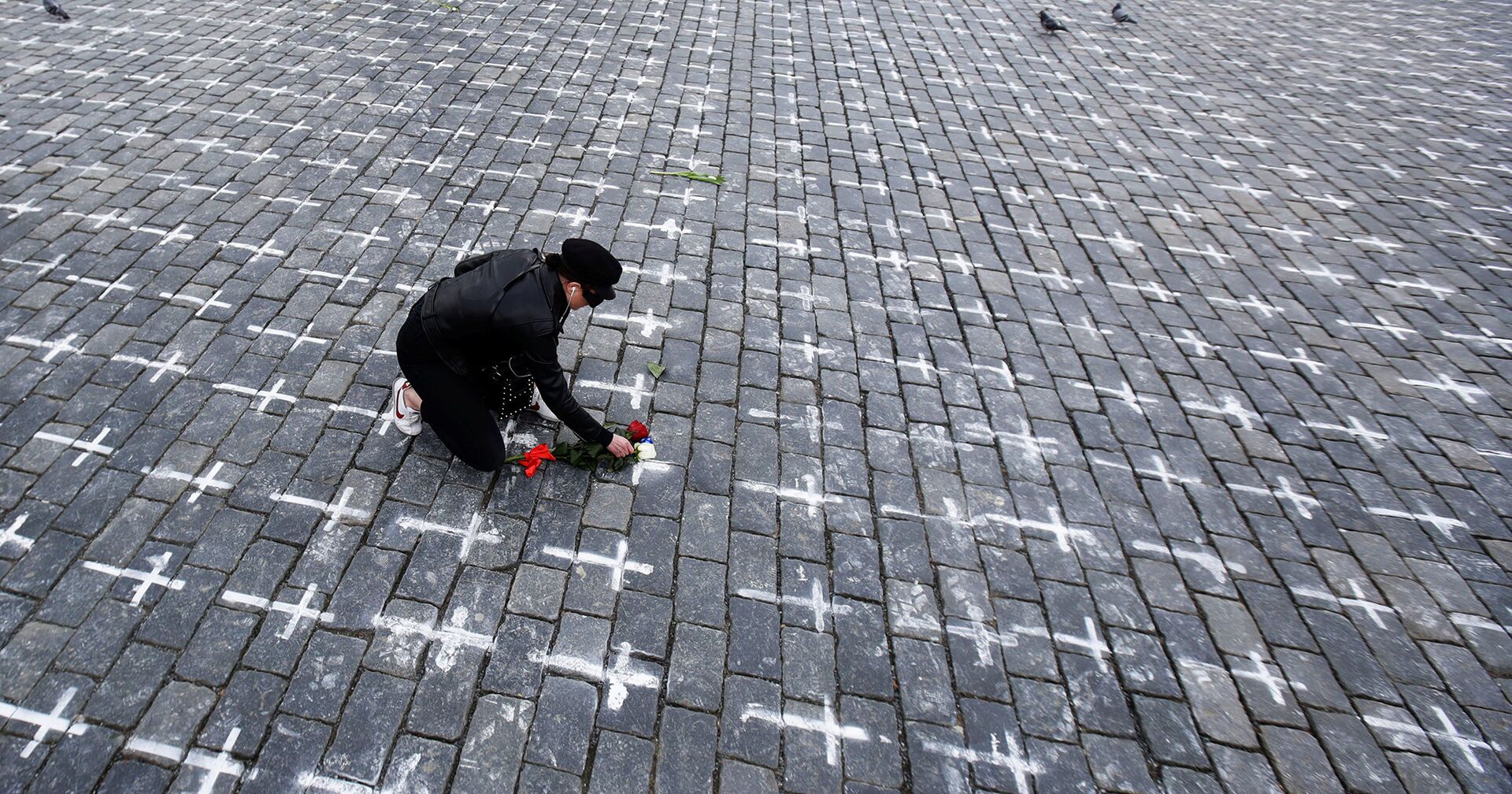 Кресты на Староместской площади в ознаменование первой годовщины со дня смерти первого пациента от коронавируса в Праге - ИноСМИ, 1920, 22.03.2021