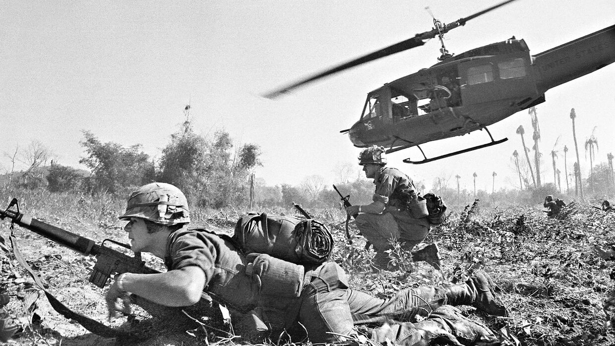 Американские солдаты во время битвы в долине Йа-Дранг, Вьетнам. 1965 год