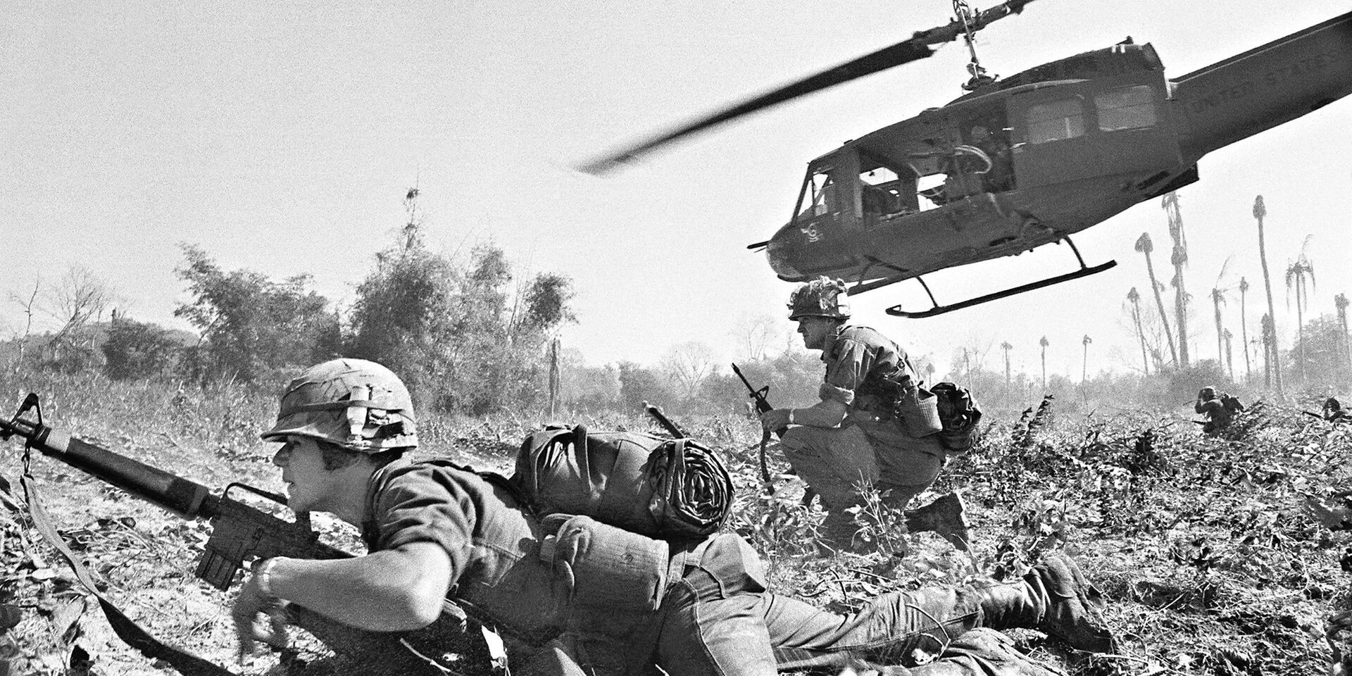Американские солдаты во время битвы в долине Йа-Дранг, Вьетнам. 1965 год - ИноСМИ, 1920, 24.03.2021