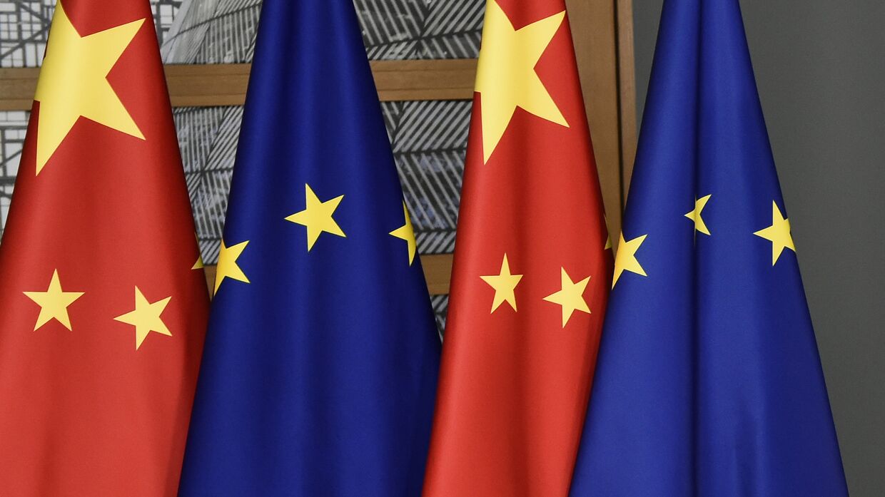 Флаги ЕС и КНР
