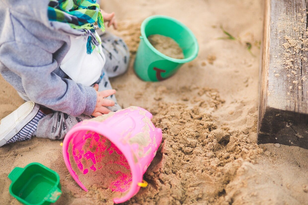 Ребенок в песочнице