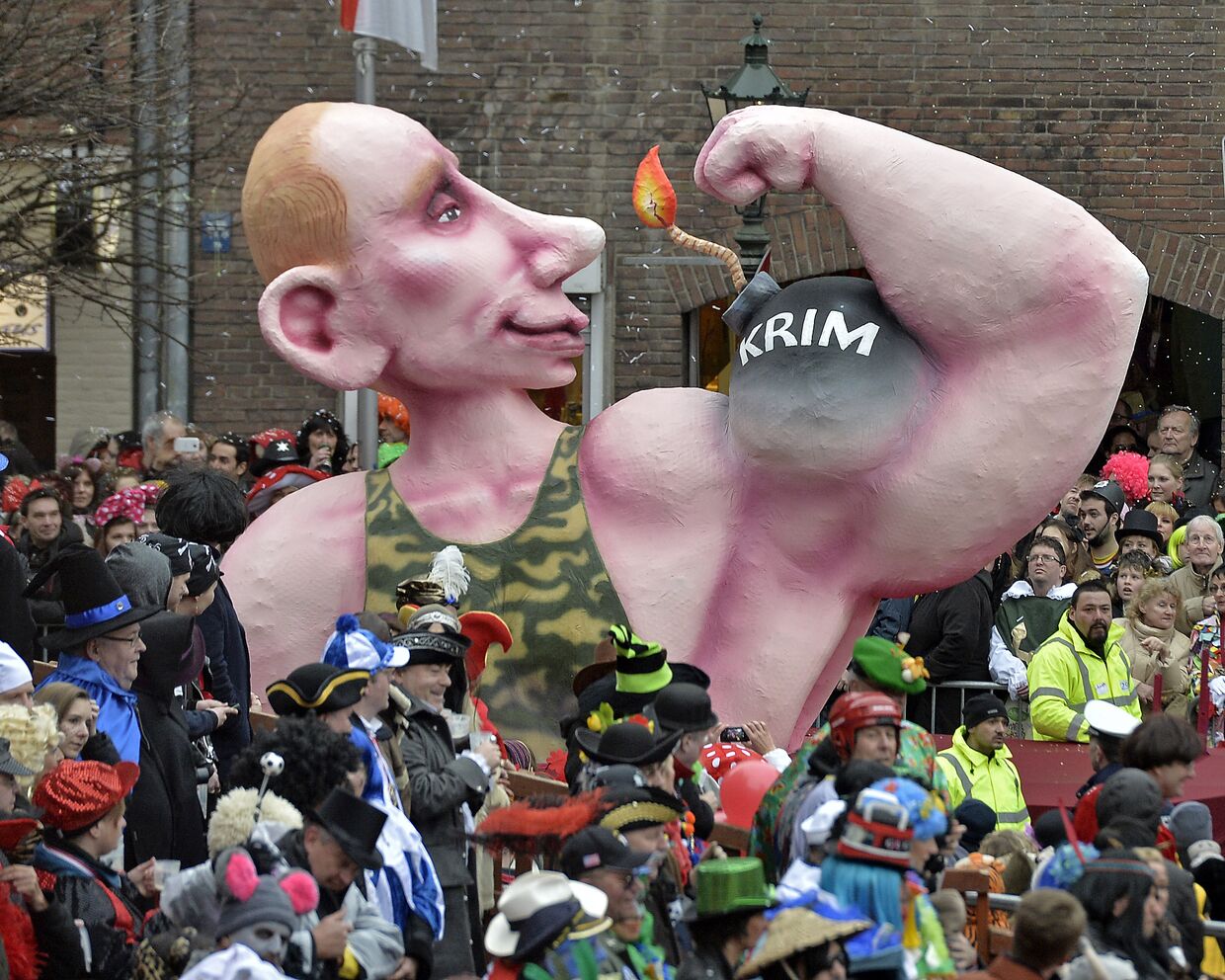 Фигура, изображающая Путина, на карнавале в Дюссельдорфе, Германия