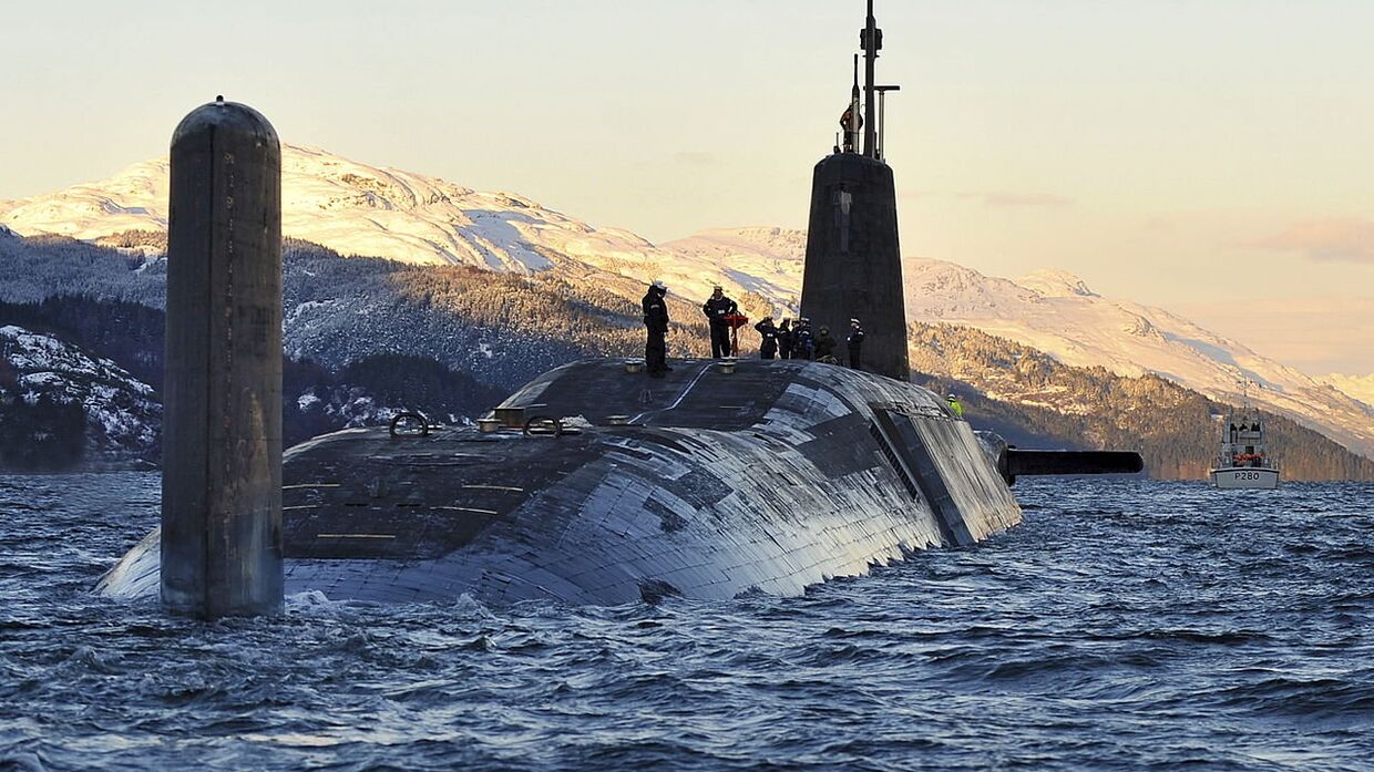 Атомная подводная лодка HMS Vanguard у военно-морской базы Клайд, Шотландия