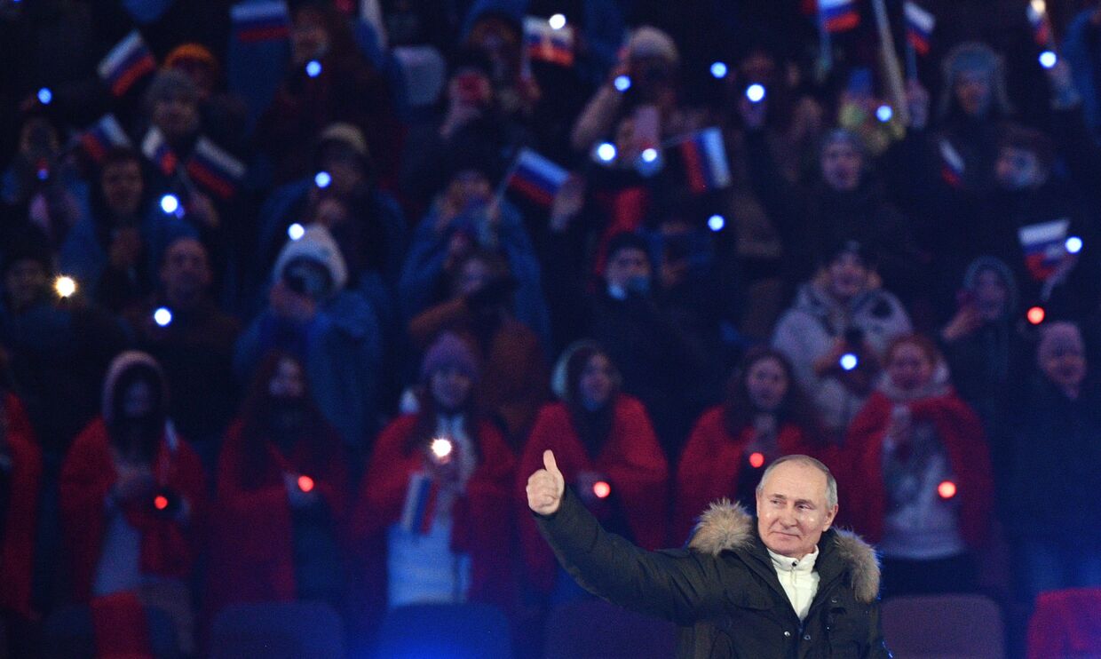 Президент РФ Владимир Путин на концерте в Лужниках