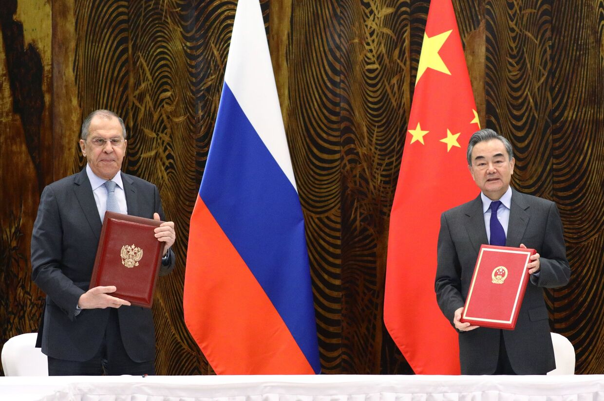 Министр иностранных дел РФ Сергей Лавров и министр иностранных дел КНР Ван И во время встречи в Гуйлине