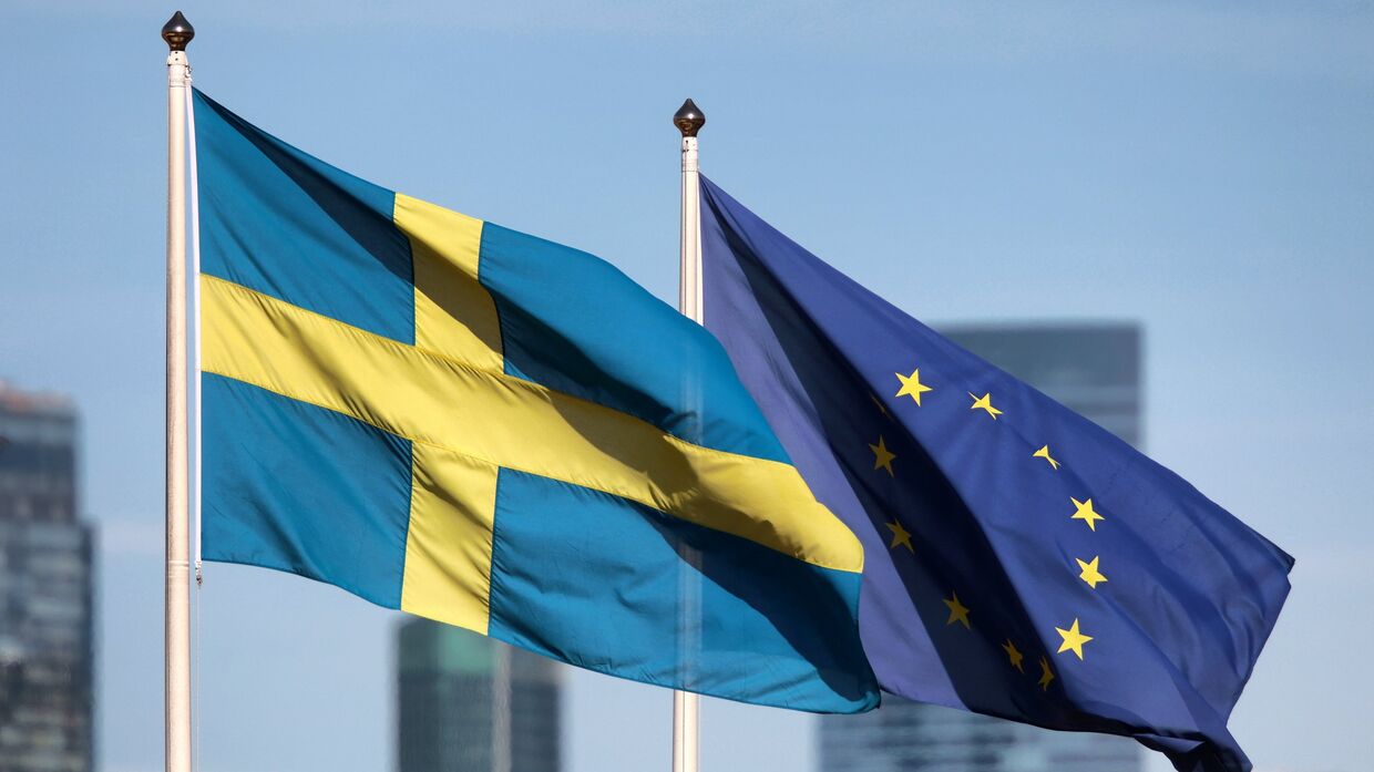 Флаги на территории посольства Швеции в Москве