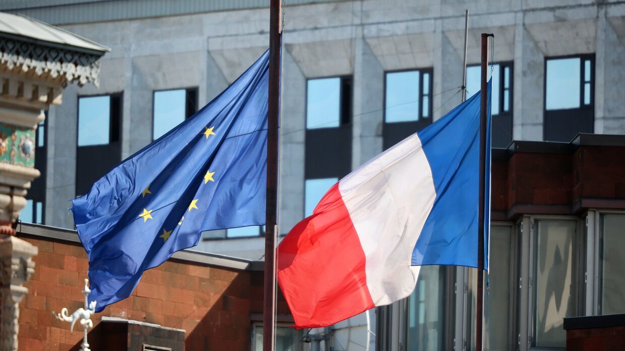 Флаги на территории посольства Франции в Москве