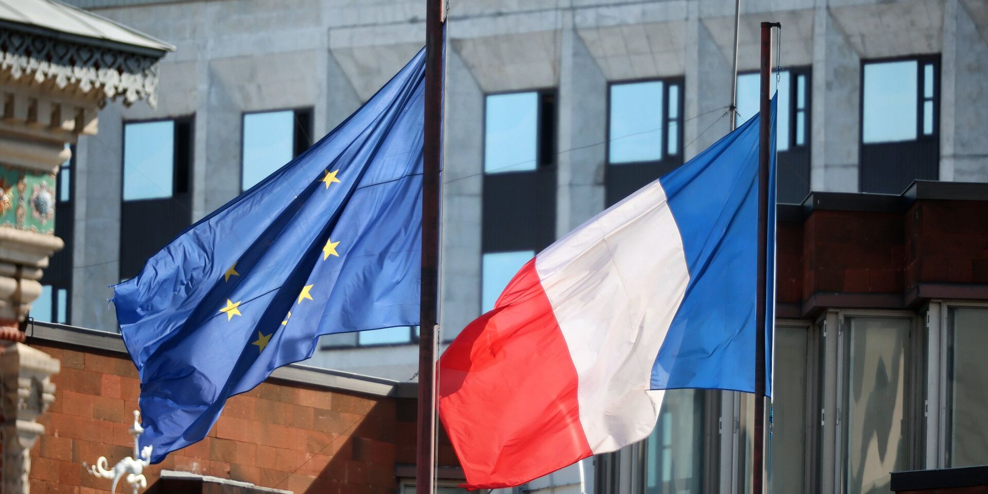 Флаги на территории посольства Франции в Москве - ИноСМИ, 1920, 08.07.2023
