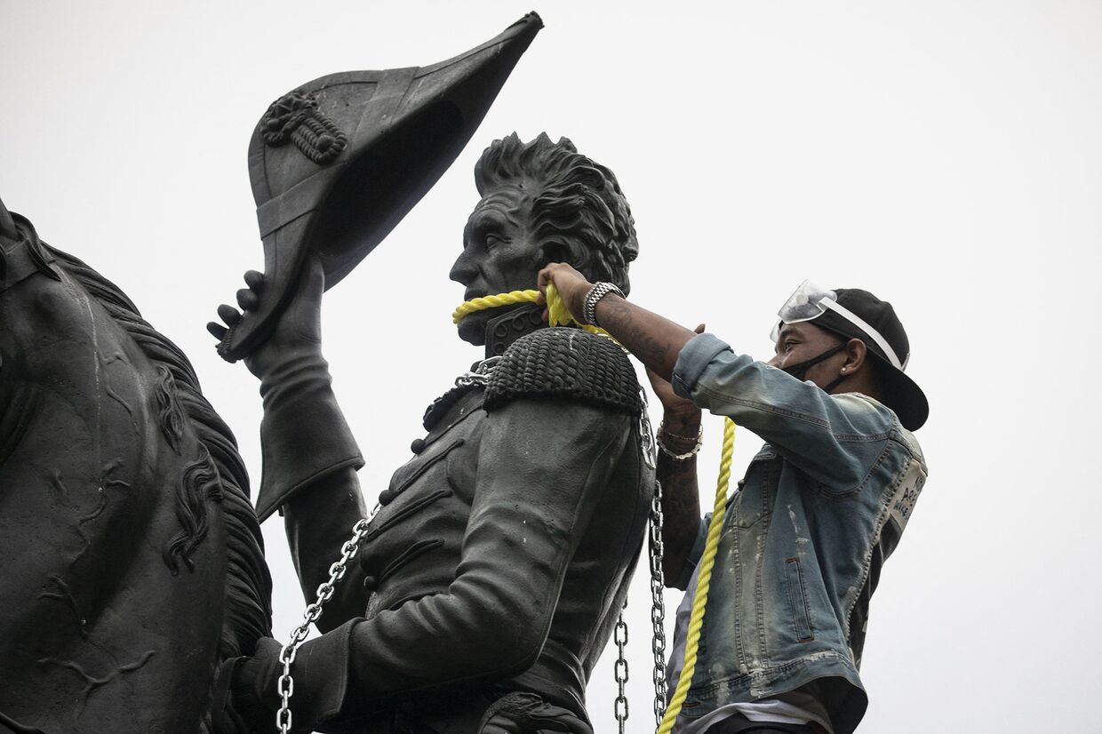 Протестующие пытаются снести статую Эндрю Джексона возле Белого дома в Вашингтоне