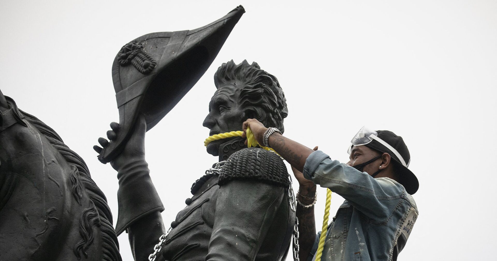 Протестующие пытаются снести статую Эндрю Джексона возле Белого дома в Вашингтоне - ИноСМИ, 1920, 26.03.2021