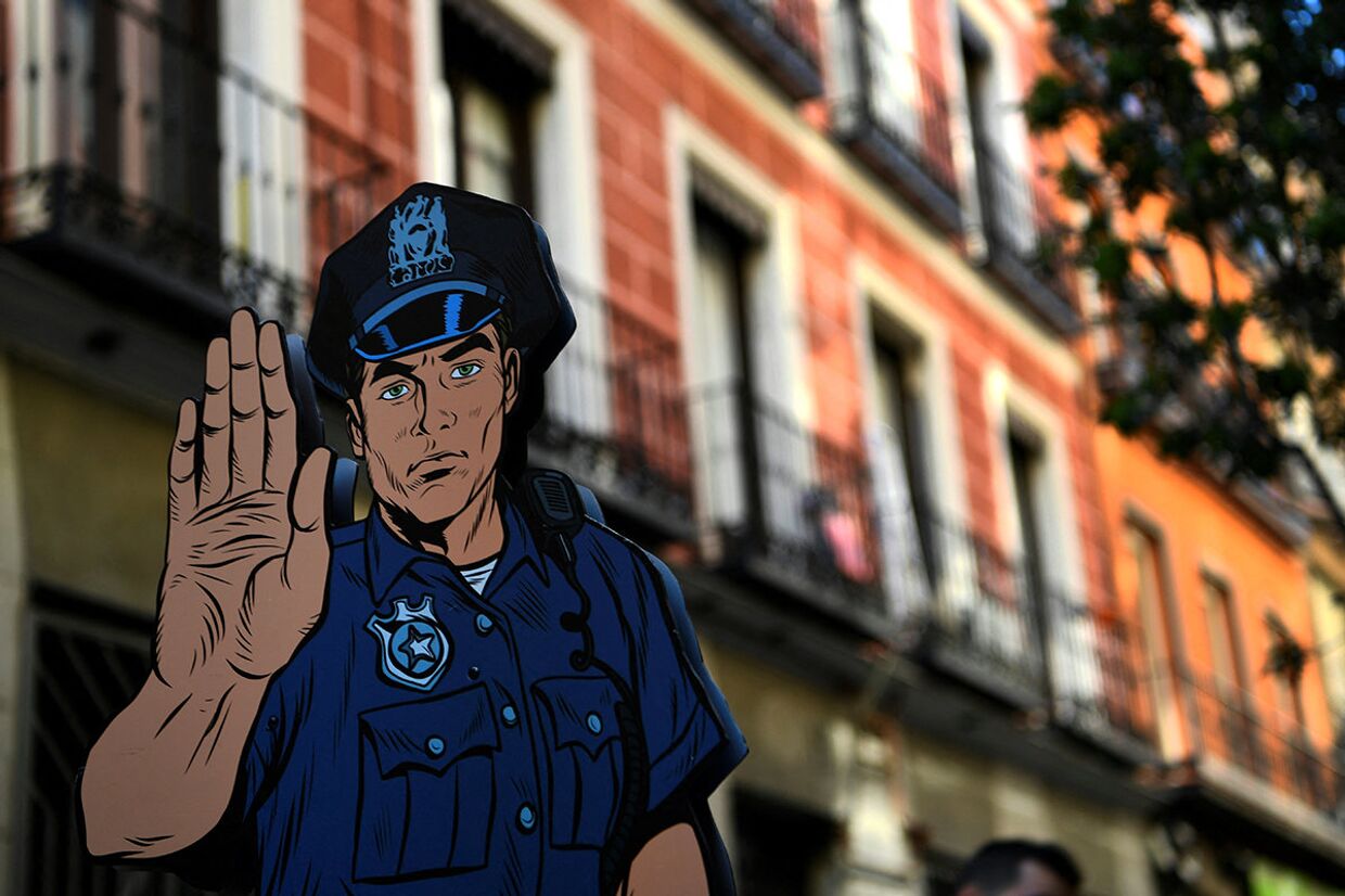 Изображение полицейского на одной из улиц Мадрида, Испания