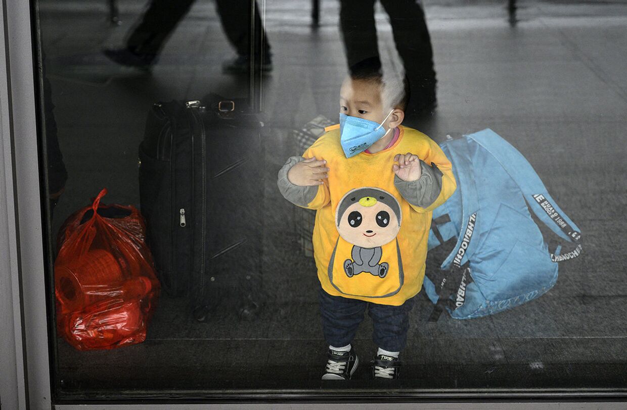 Ребенок в метро Шанхая