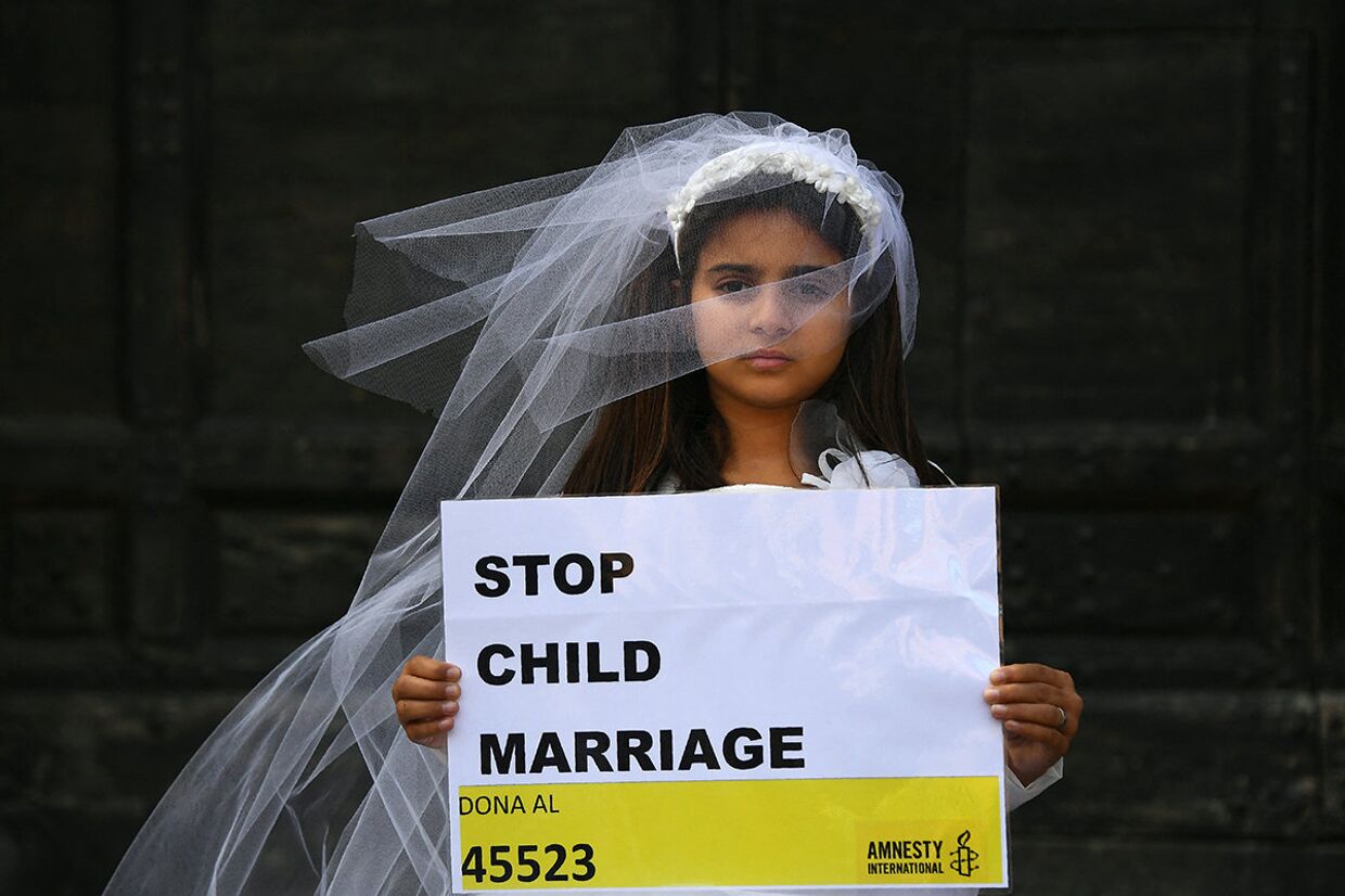 Участница акции протеста против детских браков в Риме, Италия