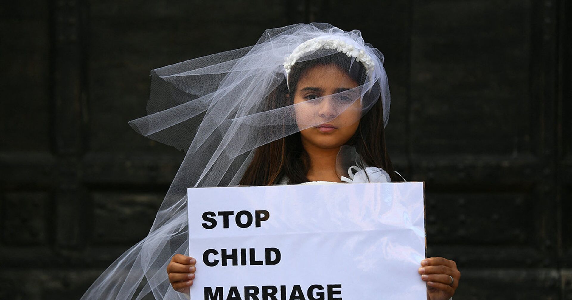 Участница акции протеста против детских браков в Риме, Италия - ИноСМИ, 1920, 27.03.2021