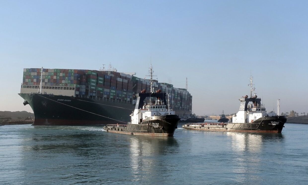 Заблокировавший Суэцкий канал контейнеровоз сняли с мели