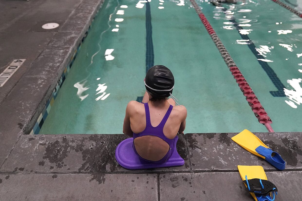 Девочка-трансгендер на занятиях плаванием