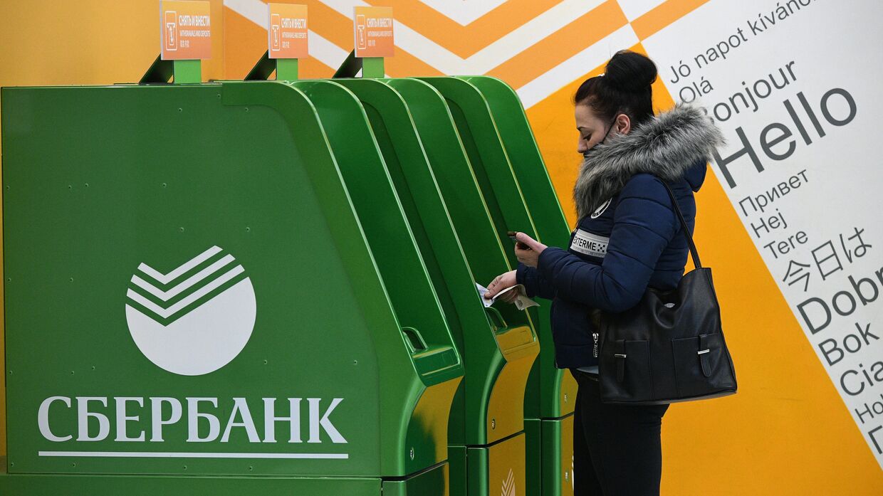Женщина возле банкомата «Сбербанка» в международном аэропорту Шереметьево