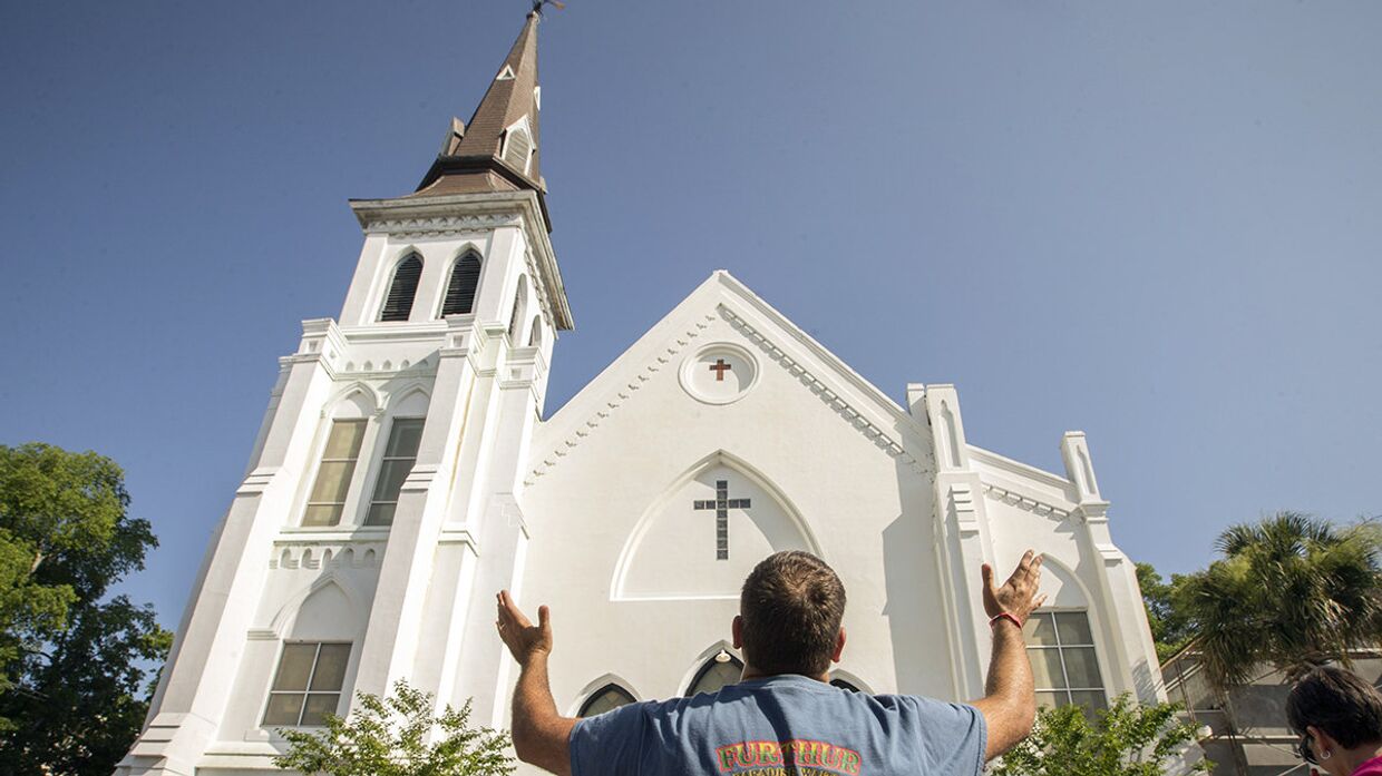 Верующие у церкви в Чарльстоне, штат Южная Каролина