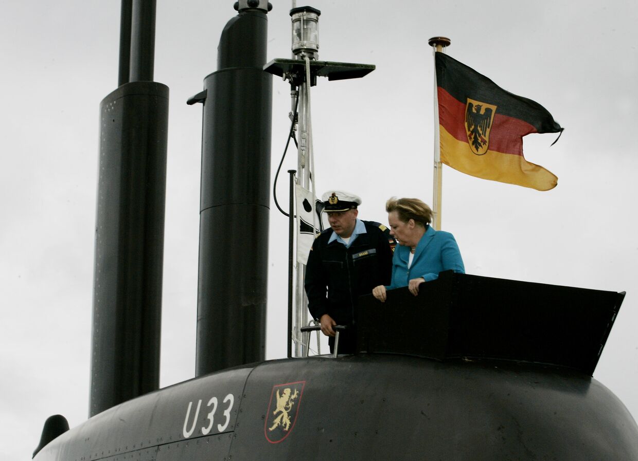 Ангела Меркель во время визита на борт подводной лодки ВМС Германии