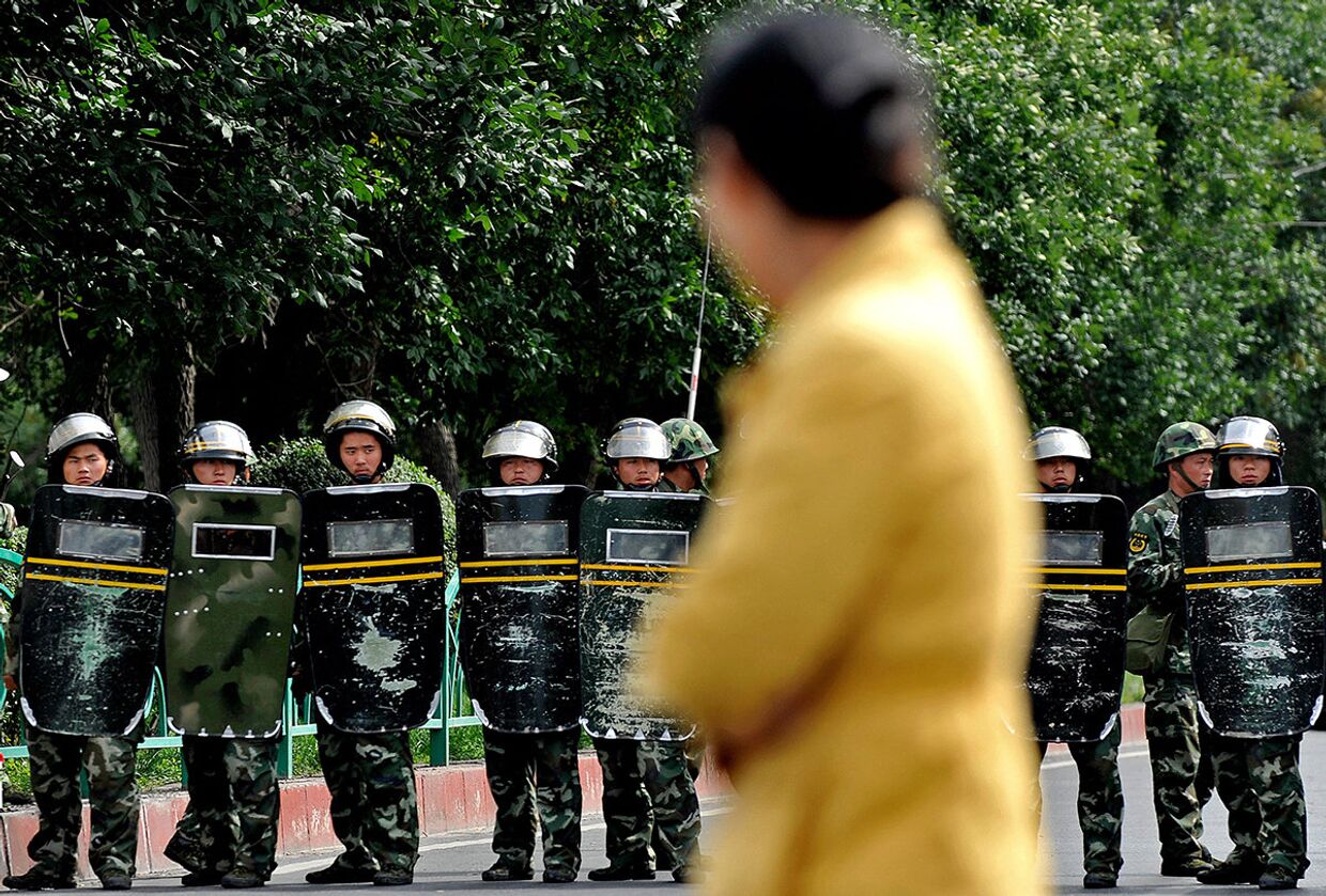 Полицейское оцепление в Урумчи, столице Синьцзян-Уйгурского автономного района