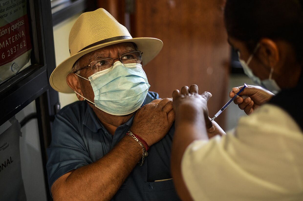 Вакцинация вакциной Pfizer против COVID-19 в Тескакоаке, Мексика