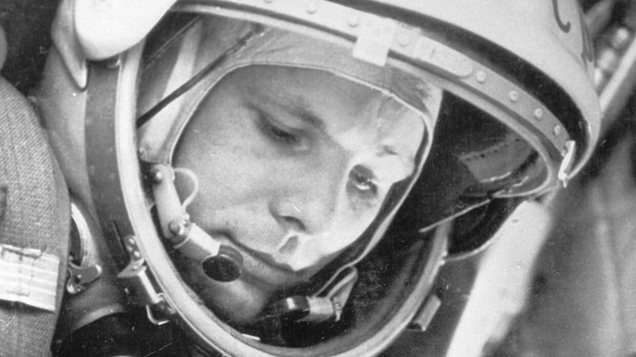 Космонавт Юрий Гагарин в кабине космического корабля Восток-1 перед стартом.