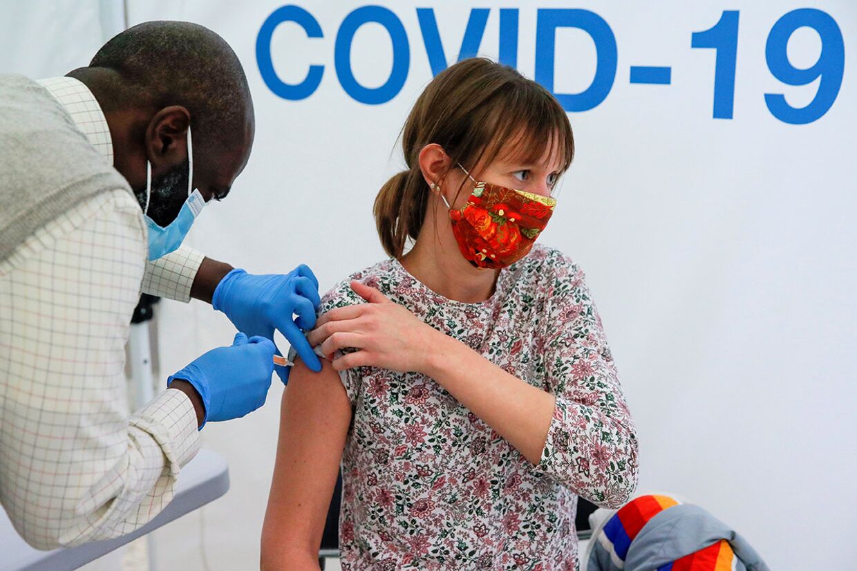 Вакцинация от коронавируса вакцной в городе Ньюмаркет, Великобритания