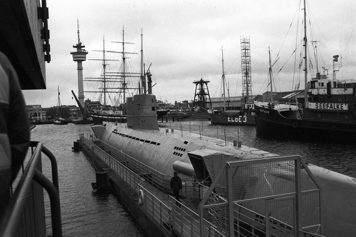 В порту Бременхафен соседствуют парусные яхты и подводные лодки