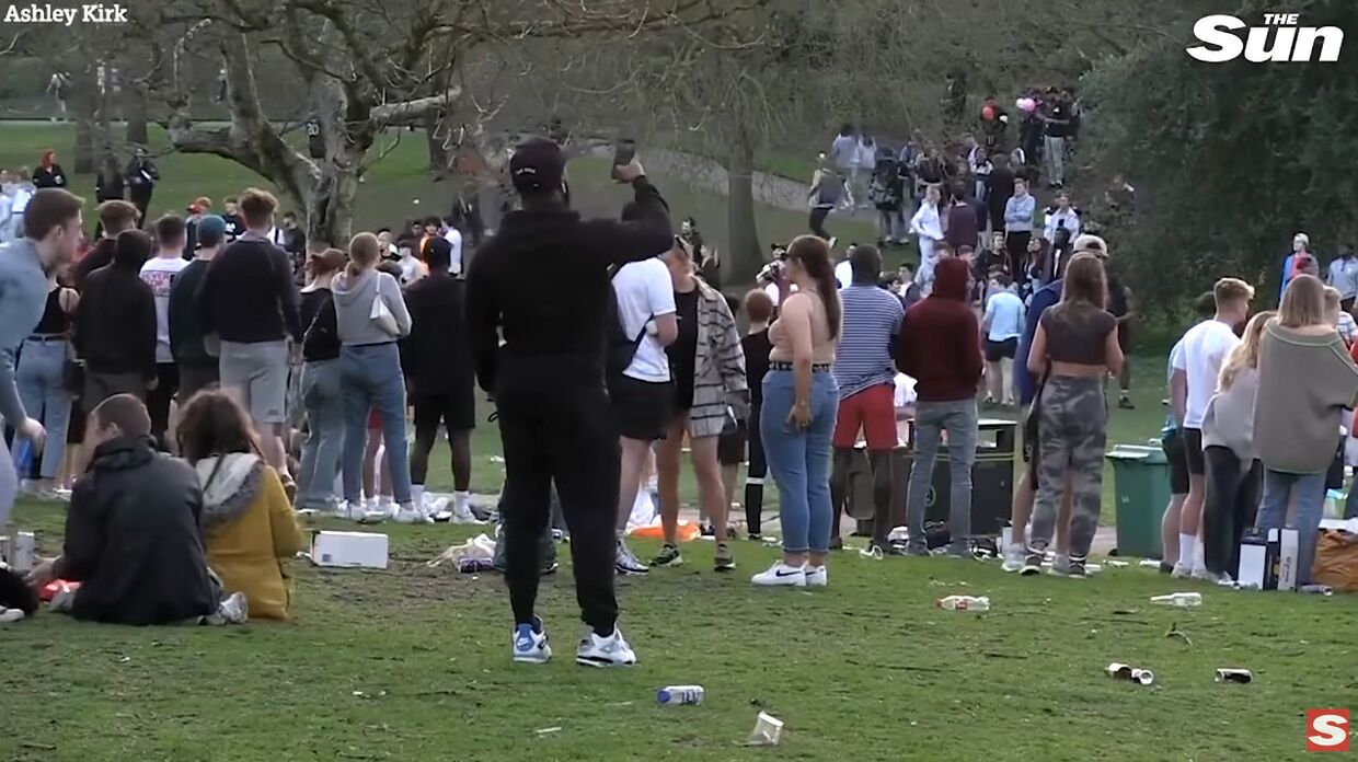 Сотни пьяных студентов устроили драку в парке в первый день снятия коронавирусных ограничений в Лондоне